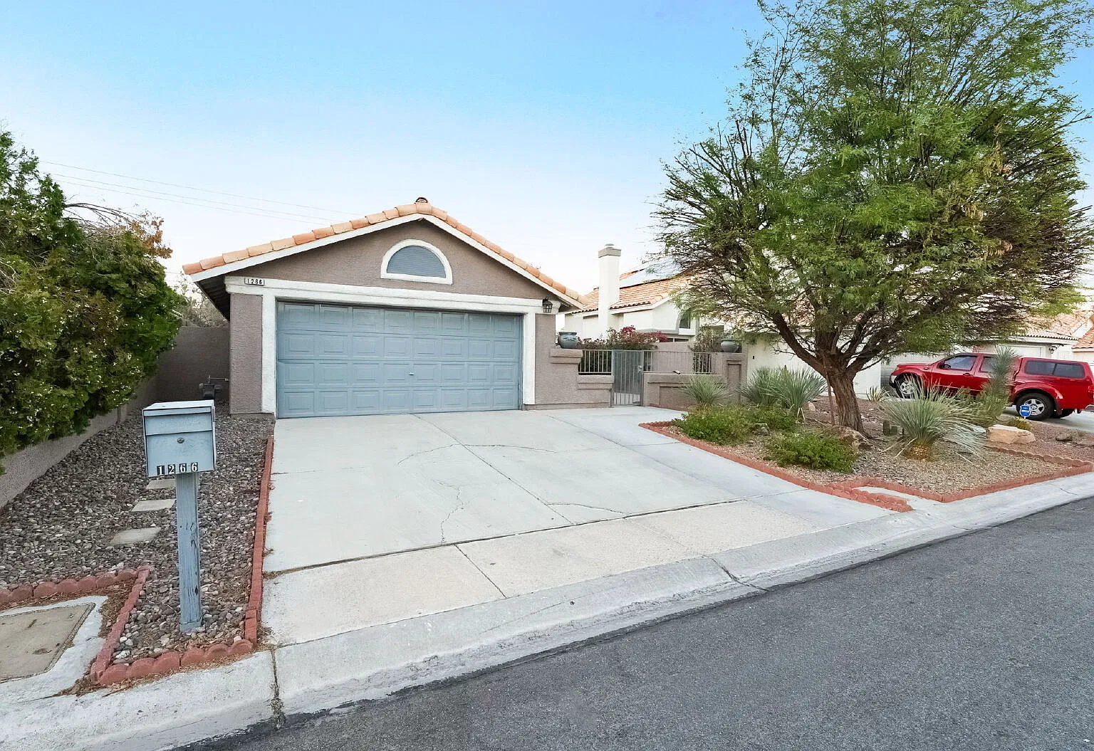 2 bed, 2.0 bath, 969 sqft, $1,900 — Photo 3
