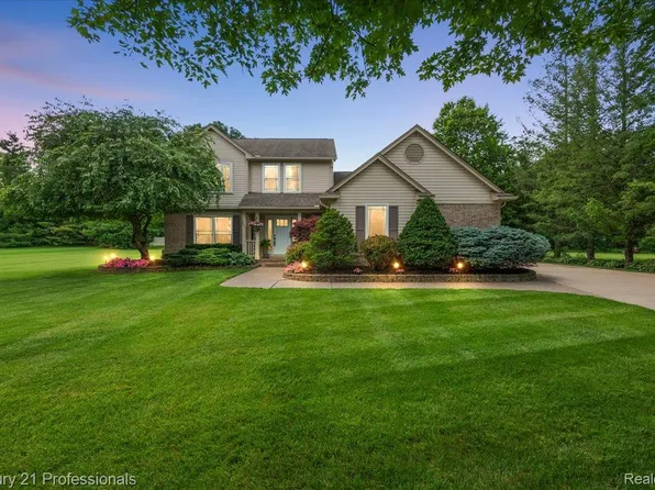 4683 Fox Chase Dr, White Lake, MI 48383