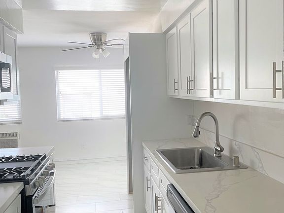 4th image of 817 S Saint Andrews Pl #80-303