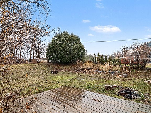 5th image of 875 Iroquois Ave