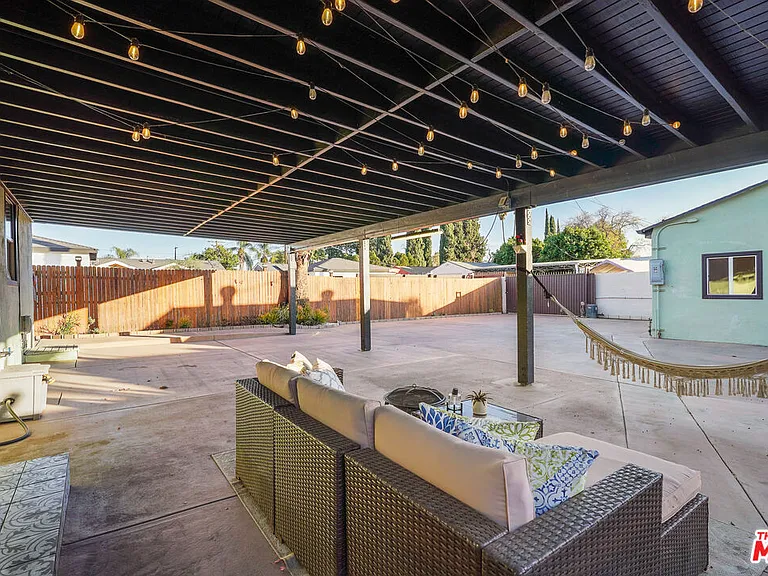 14828 Saticoy St — Photo 21
