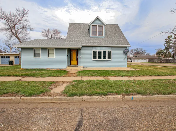 222 3rd St NE, Hazen, ND 58545
