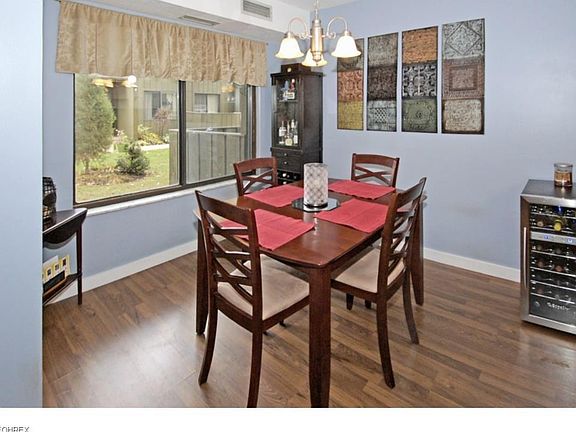 5th image of 1560 Windmill Ln #11B
