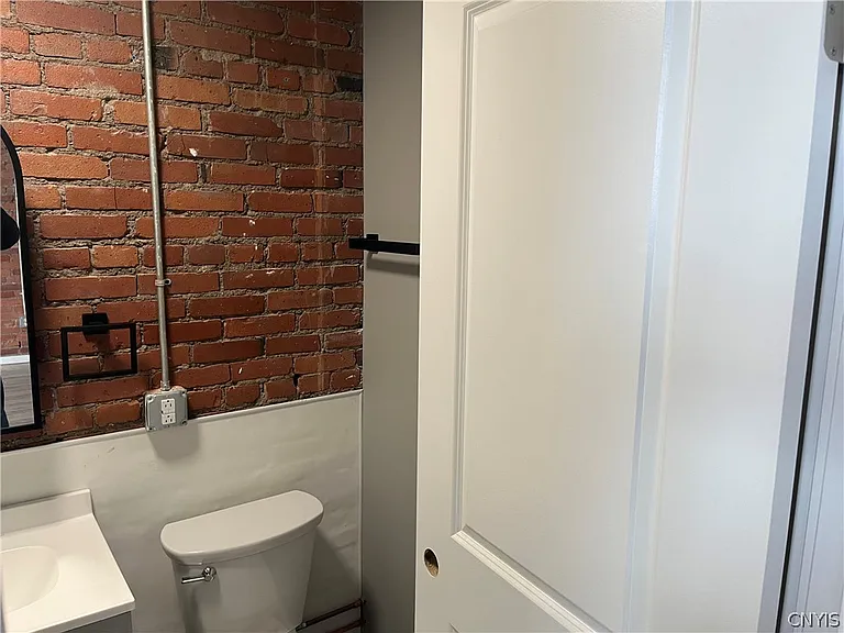 317 S Clinton St — Photo 5
