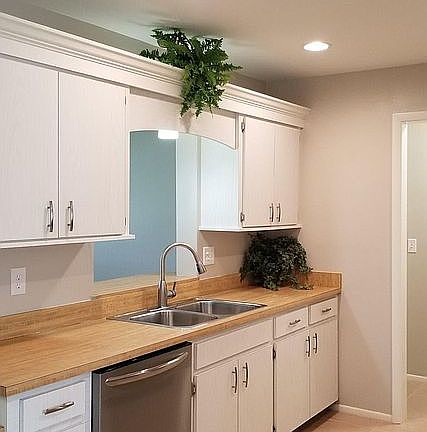 Light & bright fresh kitchen. Crown molding & new can lights.