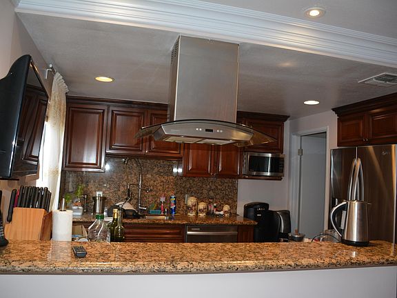 5th image of 18333 Hatteras St Unit 4