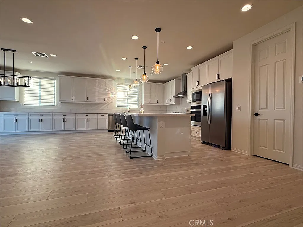 4 bed, 3.5 bath, 2702 sqft, $3,850 — Photo 4