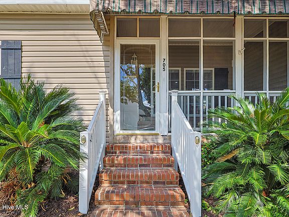 4th image of 705 Swann Street