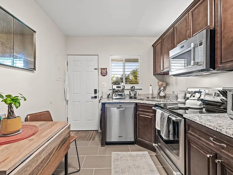 410 12th Ave NE #8 — Photo 28