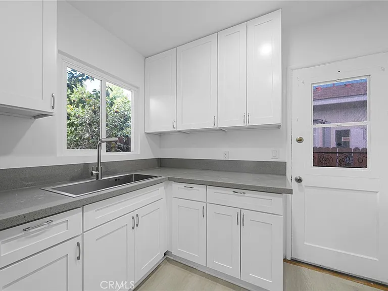 9050 Huntington Dr — Photo 11