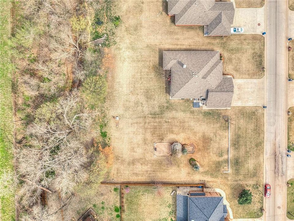 2nd image of 1410 Savannah Cir