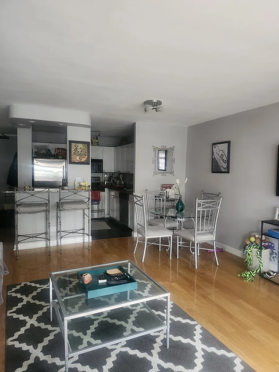 Building Photo - 30 E Huron St #1810