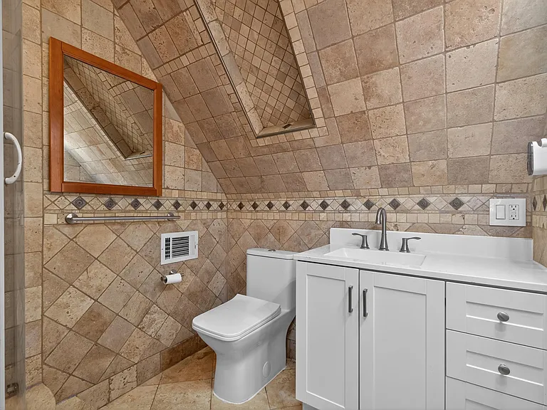 257 Kennedy Blvd — Photo 21