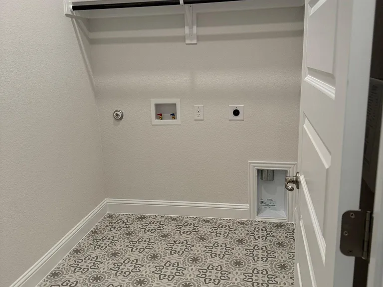 2504 Tilden Ln — Photo 24