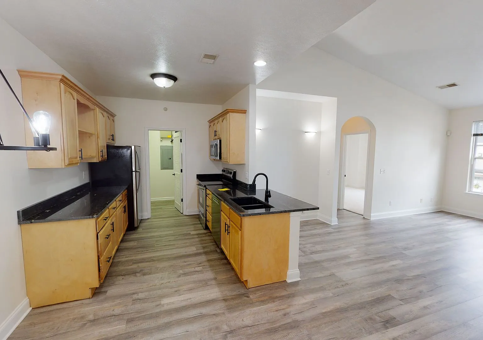 1 Bed 1 Bath Condo for Rent — Photo 2