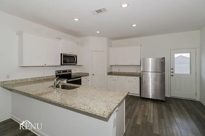 5 bed, 2.5 bath, 2542 sqft, $1,995 — Photo 3