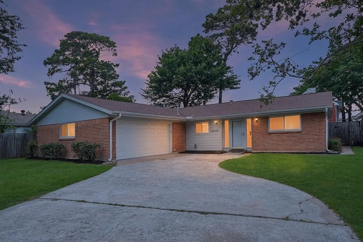 Building Photo - 10010 Westview Dr