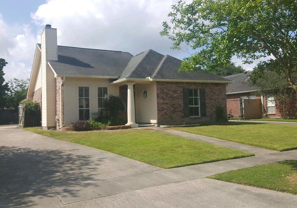 Outside of Cottage style home