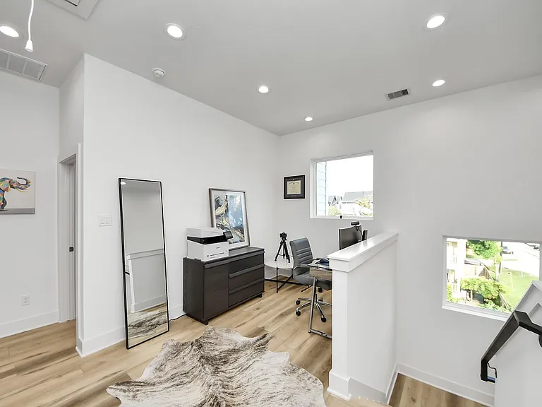 1044 W 17th St — Photo 31