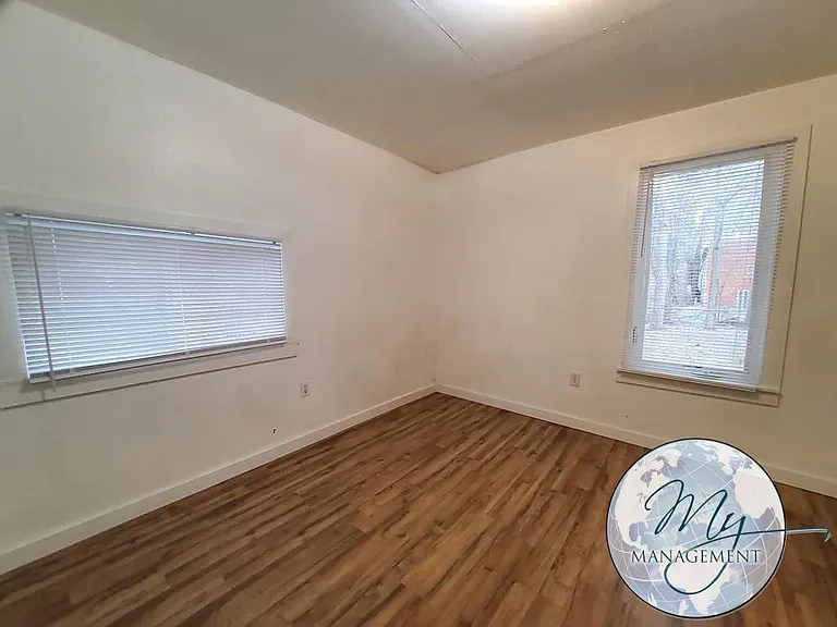 Beautiful location right on the river and adjacent to the City Park — Photo 21