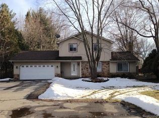 10195 Elizabeth Lake Rd, White Lake, MI 48386