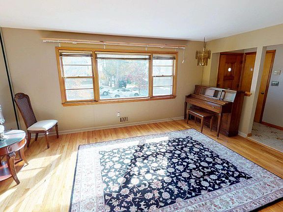 5th image of 131 Hillcrest St