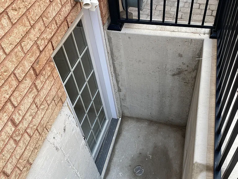 3271 Pilcom Cres #LOWER — Photo 2