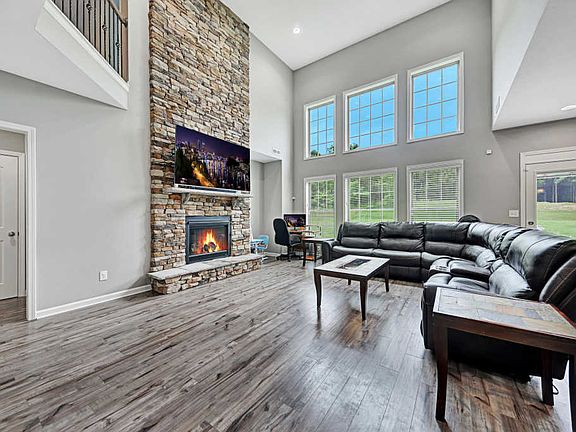 3rd image of 2441 Blackberry Ridge Blvd