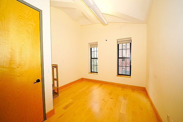 1st image of 142 E 39th St #3