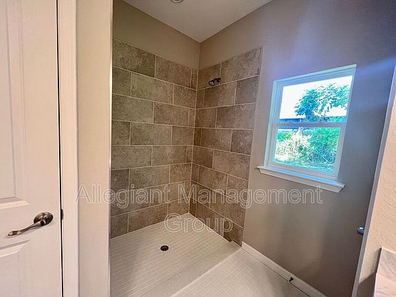 4th image of 1335 W Walnut St