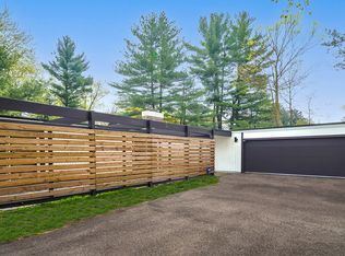 24 Essex Ln, Lincolnshire, IL