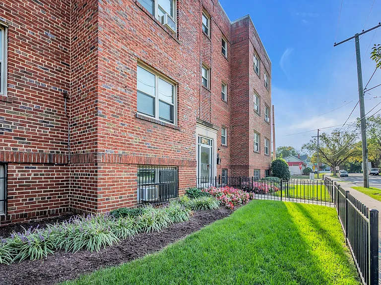 1811 Irving Street NE — Photo 13