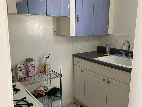 2nd image of 2075 El Camino Real #2075