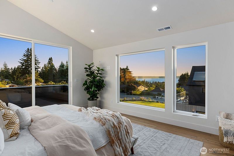5th image of 18636 2nd Avenue SW