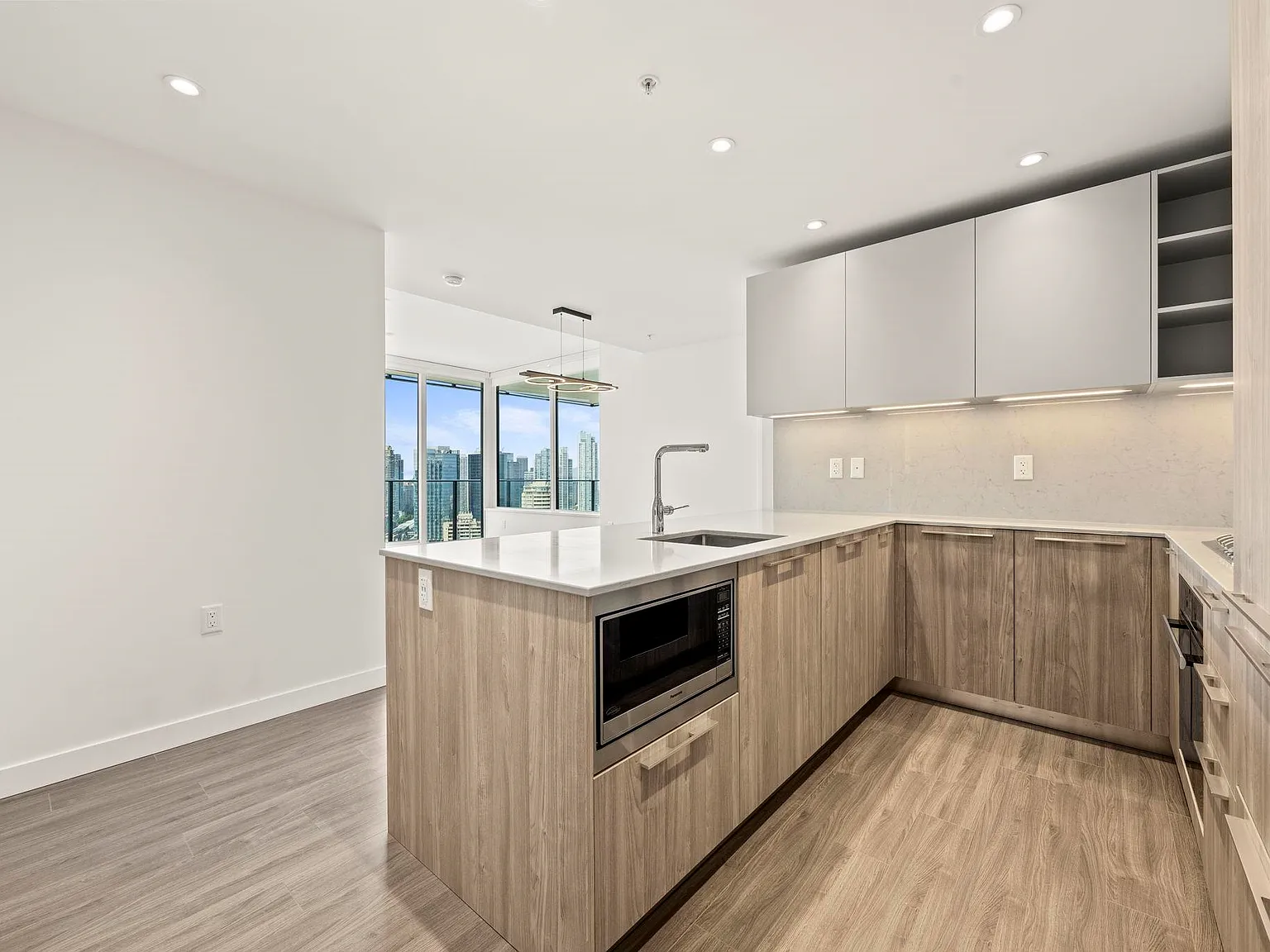 3 bed, 950 sqft, $3,850 — Photo 3