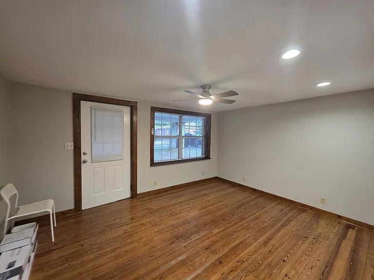 1050 Woody Ln #B — Photo 2