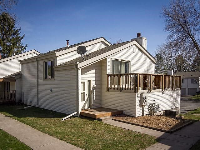 Beautiful townhome in Woodbury. Sunny lot with private views. Deck and Patio, gas fireplace, eat in 