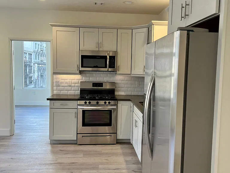 314 W 6th St #305 — Photo 28