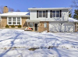 1739 Woodmore Oaks Dr, Ballwin, MO 63021