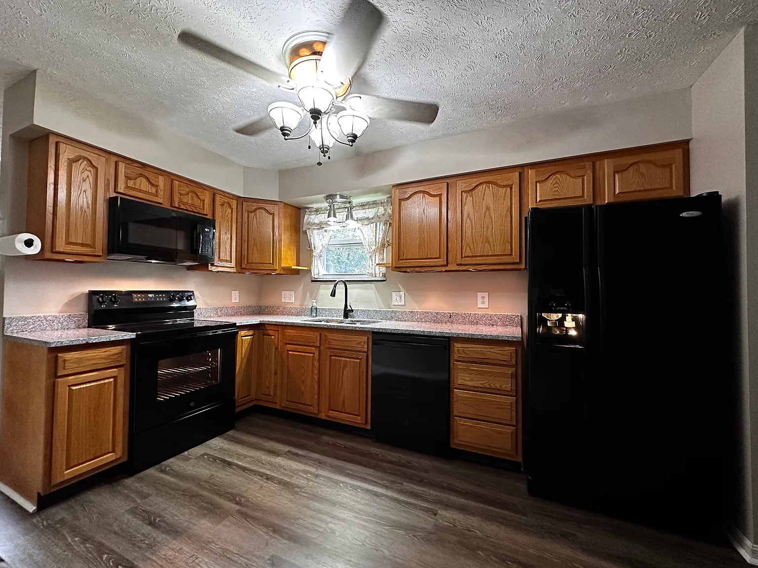 1013 Essex Dr — Photo 3