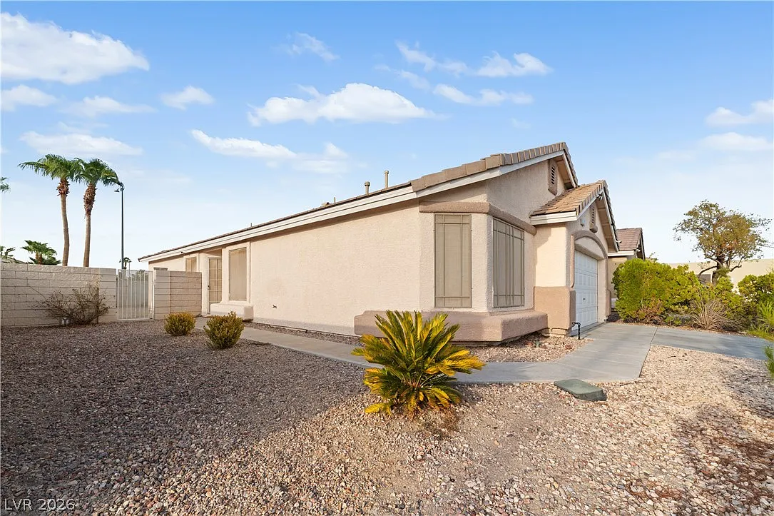 4 bed, 2.0 bath, 1409 sqft, $1,995 — Photo 2