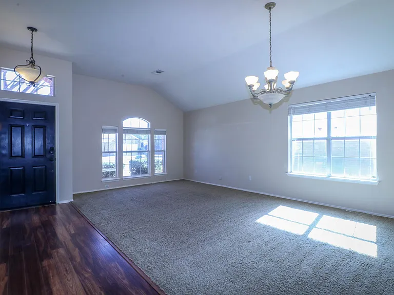 1507 Nightingale Ln — Photo 2