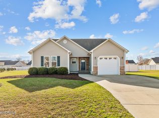 106 Kayak Ct, Swansboro, NC 28584