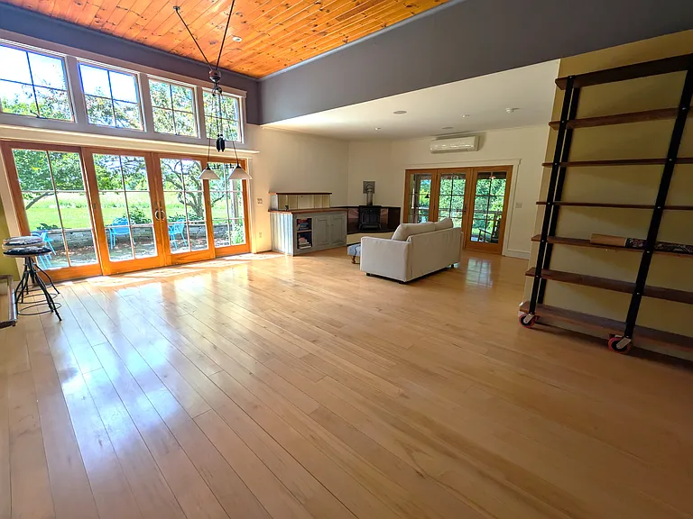 909 Longpoint Rd — Photo 4