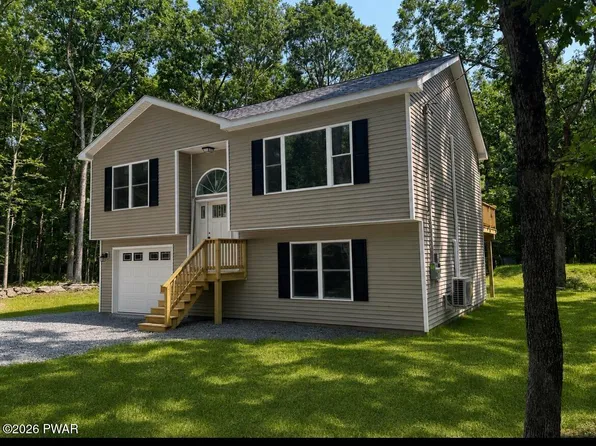 111 Jackson Dr, Hawley, PA 18428