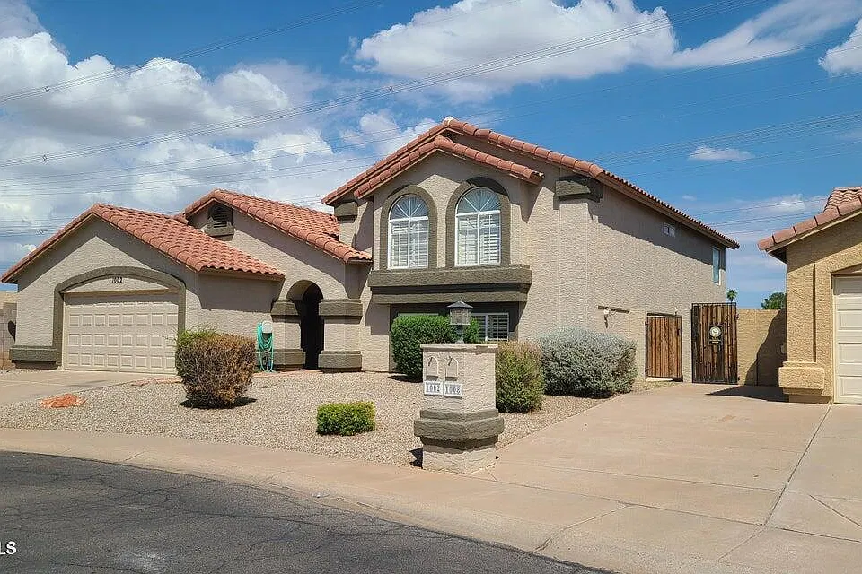 1002 E Hearne Way