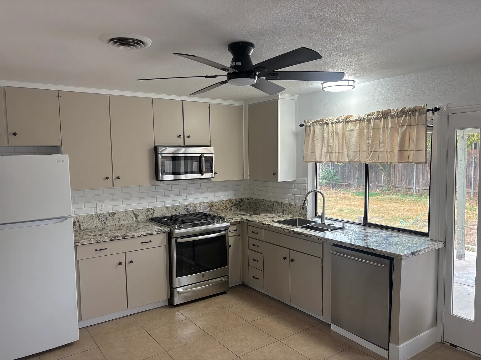 4 bed, 1376 sqft, $2,400 — Photo 4
