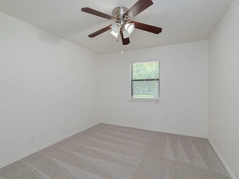 1905 Shady Ln — Photo 9