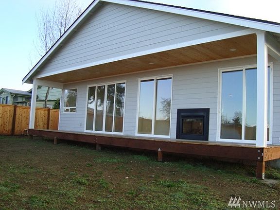 Covered Alaskan Yellow Cedar deck with pine soffit. Heated by outdoor gas fireplace. Gas bar-b-que also. Perfect for entertaining. 