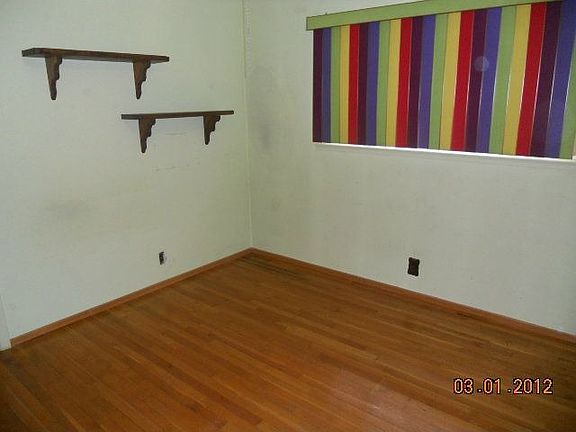5th image of 284 Delia St